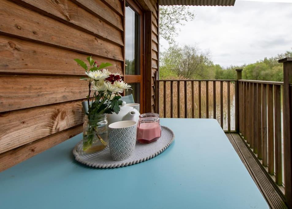 Lakeside Cabin On Stilts- 'Kingfisher' Rous Lench Экстерьер фото