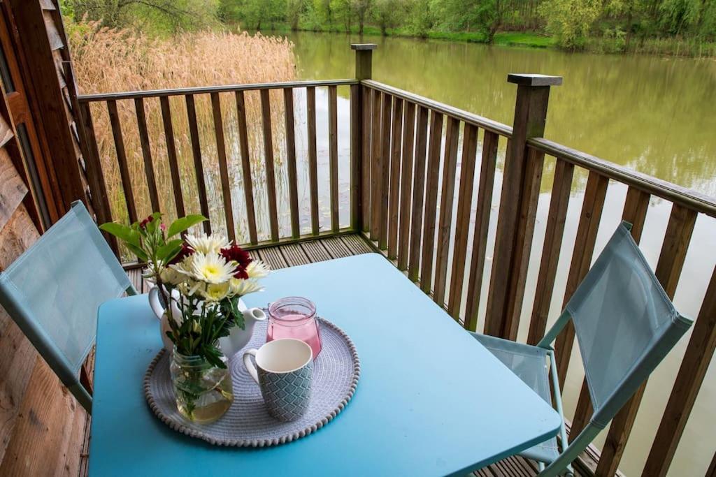 Lakeside Cabin On Stilts- 'Kingfisher' Rous Lench Экстерьер фото